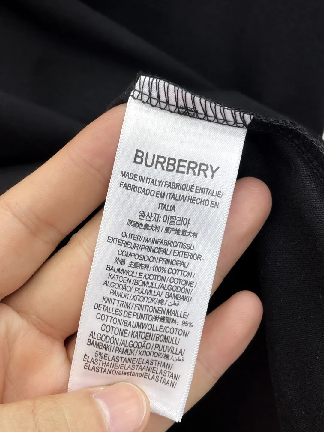 BURBERRY New Arrival short-sleeved T-shirt, complete with three labels, original fabric, original customized accessories, official Same Style, using 230 grams of special slippery double-ply fabric, customized same-tank dyed fabric, very comfortable and smooth to the touch, very wide and stylish, produced by a first-line brand factory, imported Behringer embroidery machine, embroidery is full and textured, imported Kangli direct-injection machine, printing is clear and textured The collar ribs are made of imported yarn and will not deform after long-term wear. The most New Arrival style for spring and summer. Fashionable and personalized. Super Versatile and good-looking. Very suitable for both men and women. A must-have for everyone. Size: S-XXL
